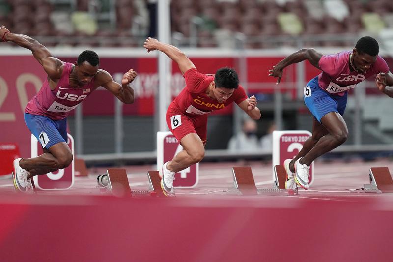 米乐体育在线-田径短跑比赛令人热血沸腾，全力冲刺的简单介绍